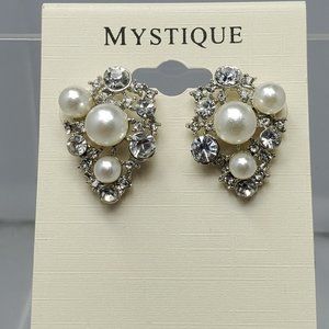 MYSTIQUE pearl bridal cluster pierced stud earring clear silver tone